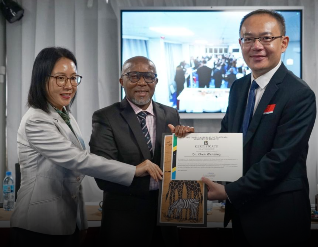 𝑰𝑴𝑨𝑮𝑬: 𝑆𝑒𝑖𝑓 𝑆ℎ𝑒𝑘𝑎𝑙𝑎𝑔ℎ𝑒, 𝑃𝑒𝑟𝑚𝑎𝑛𝑒𝑛𝑡 𝑆𝑒𝑐𝑟𝑒𝑡𝑎𝑟𝑦 𝑜𝑓 𝑇𝑎𝑛𝑧𝑎𝑛𝑖𝑎'𝑠 𝑀𝑖𝑛𝑖𝑠𝑡𝑟𝑦 𝑜𝑓 𝐻𝑒𝑎𝑙𝑡ℎ, 𝑝𝑟𝑒𝑠𝑒𝑛𝑡𝑠 𝑎 𝑐𝑒𝑟𝑡𝑖𝑓𝑖𝑐𝑎𝑡𝑒 𝑜𝑓 𝑎𝑝𝑝𝑟𝑒𝑐𝑖𝑎𝑡𝑖𝑜𝑛 𝑡𝑜 𝑎 𝑡𝑒𝑎𝑚 𝑚𝑒𝑚𝑏𝑒𝑟 𝑜𝑓 𝑡ℎ𝑒 27𝑡ℎ 𝐶ℎ𝑖𝑛𝑒𝑠𝑒 𝑚𝑒𝑑𝑖𝑐𝑎𝑙 𝑡𝑒𝑎𝑚 𝑖𝑛 𝑇𝑎𝑛𝑧𝑎𝑛𝑖𝑎.