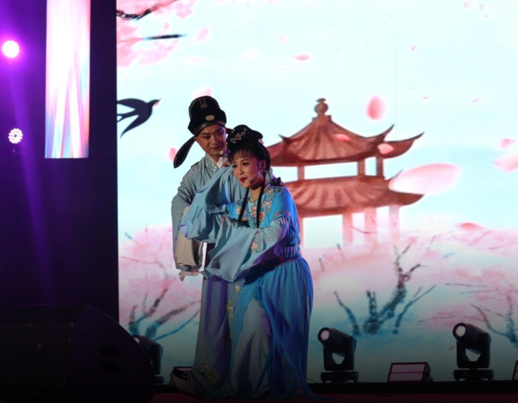 𝑰𝑴𝑨𝑮𝑬: 𝐶ℎ𝑖𝑛𝑒𝑠𝑒 𝑎𝑟𝑡𝑖𝑠𝑡𝑠 𝑝𝑒𝑟𝑓𝑜𝑟𝑚 𝐻𝑢𝑎𝑛𝑔𝑚𝑒𝑖 𝑂𝑝𝑒𝑟𝑎 𝑑𝑢𝑟𝑖𝑛𝑔 𝑎𝑛 𝑒𝑣𝑒𝑛𝑡 𝑖𝑛 𝑐𝑒𝑙𝑒𝑏𝑟𝑎𝑡𝑖𝑜𝑛 𝑜𝑓 𝑡ℎ𝑒 𝐶ℎ𝑖𝑛𝑒𝑠𝑒 𝐿𝑎𝑛𝑡𝑒𝑟𝑛 𝐹𝑒𝑠𝑡𝑖𝑣𝑎𝑙 